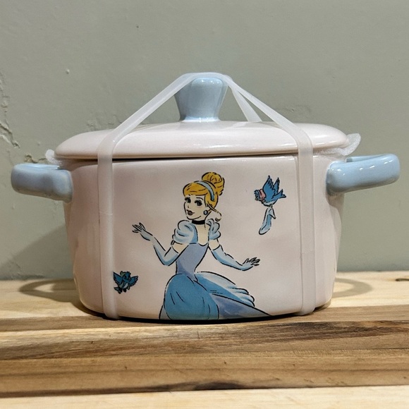 Rae Dunn Disney Princess dish featuring Cinderella. Gorgeous design. Lid. NEW! - Picture 3 of 12